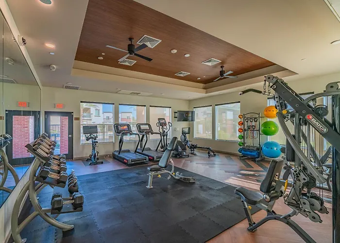 Game Day Ready Balcony Pool Gym Parking Wd Apartment Glendale