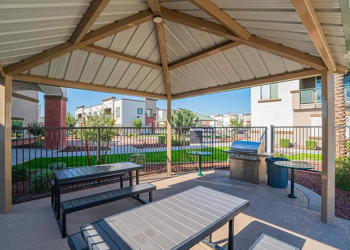 Game Day Ready Balcony Pool Gym Parking Wd Apartment Glendale